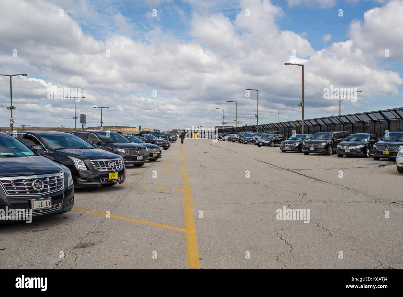 Chicago, IL, USA, 6. April 2017: Limousine Parkplatz am Flughafen O'Hare International Airport entfernt, für die redaktionelle Nutzung nur Stockfoto