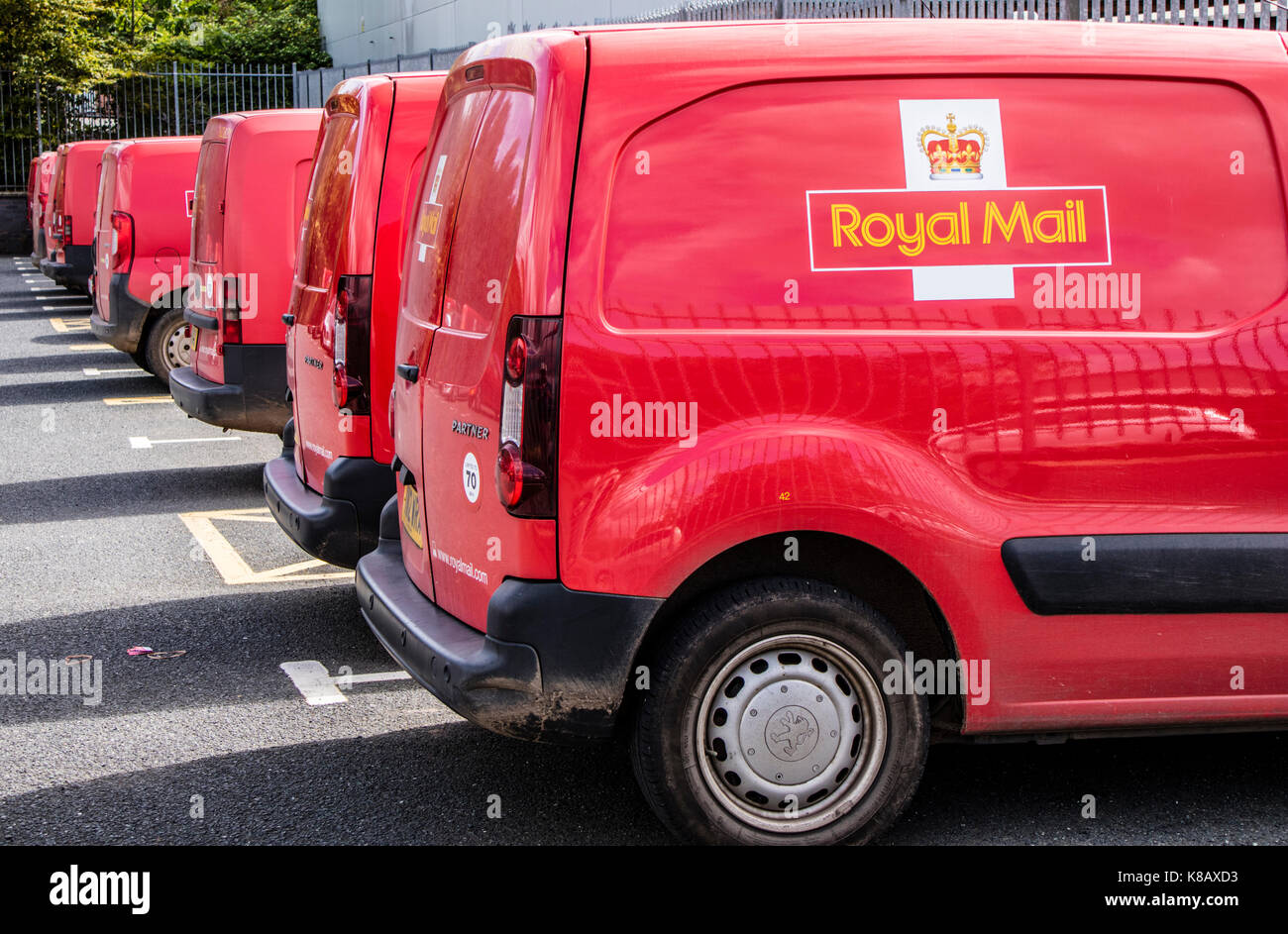 Royal Mail Vans im Depot, England, Großbritannien Stockfoto