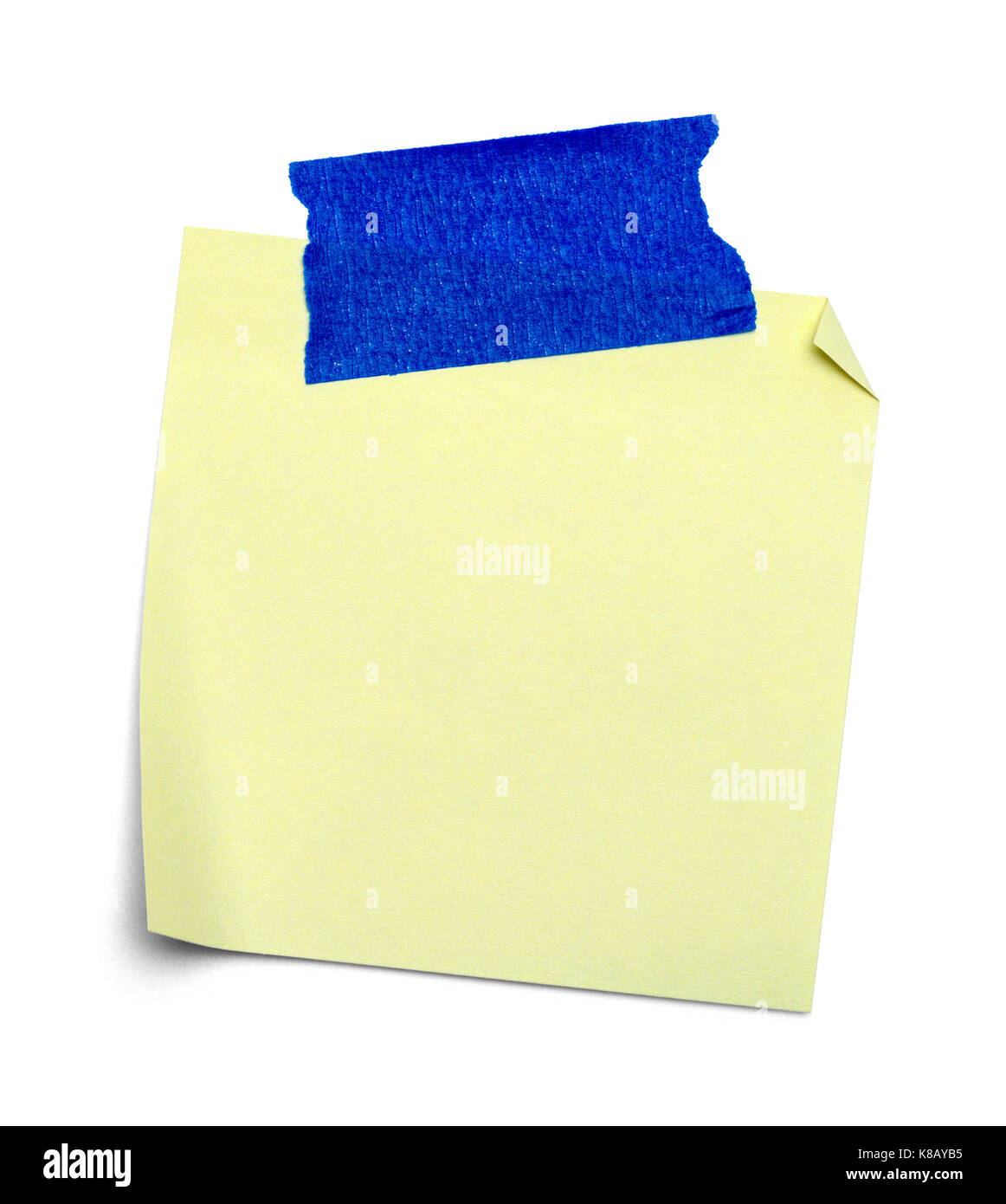 Gelbe Haftnotiz und blauen Klebestreifen isoliert auf weißem Hintergrund. Stockfoto