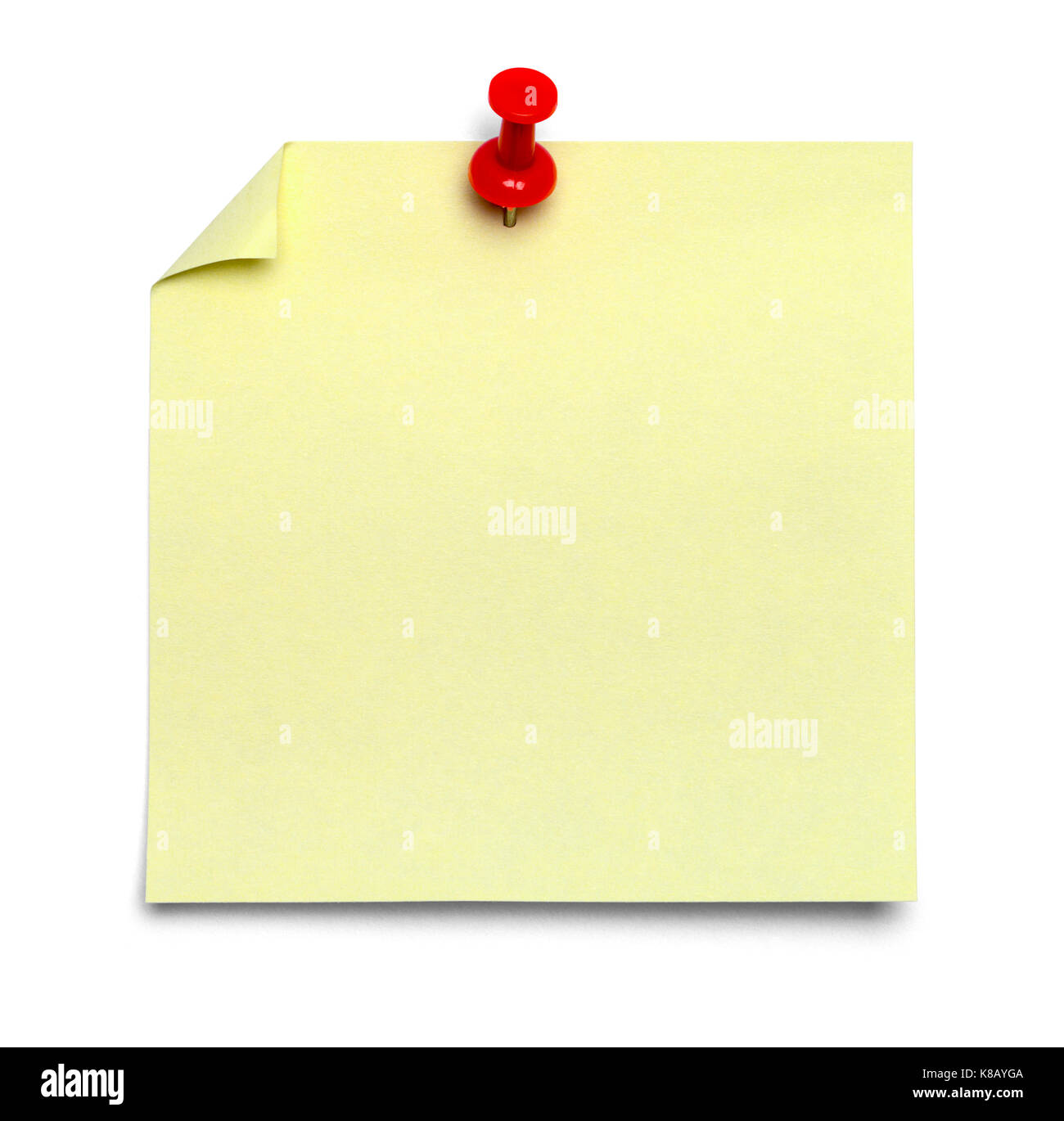 Gelbe Haftnotizen mit roten Tack isoliert auf weißem Hintergrund. Stockfoto