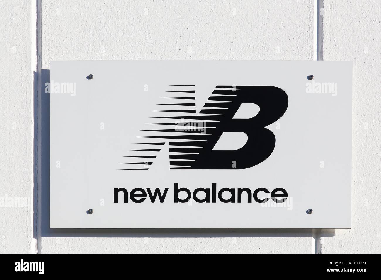 Merignac, Frankreich - Juni 5, 2017: Neue Balance Logo auf eine Wand. New Balance ist eine US-amerikanische multinationale Unternehmen in Brighton, USA Stockfoto