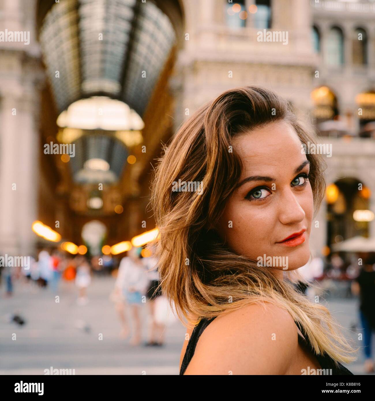 Attraktive italienische Frau (20-22) stellt sich vor von Vittorio Emanuele Ii in Mailand, Italien. Mailand ist die Hauptstadt der Welt Stockfoto