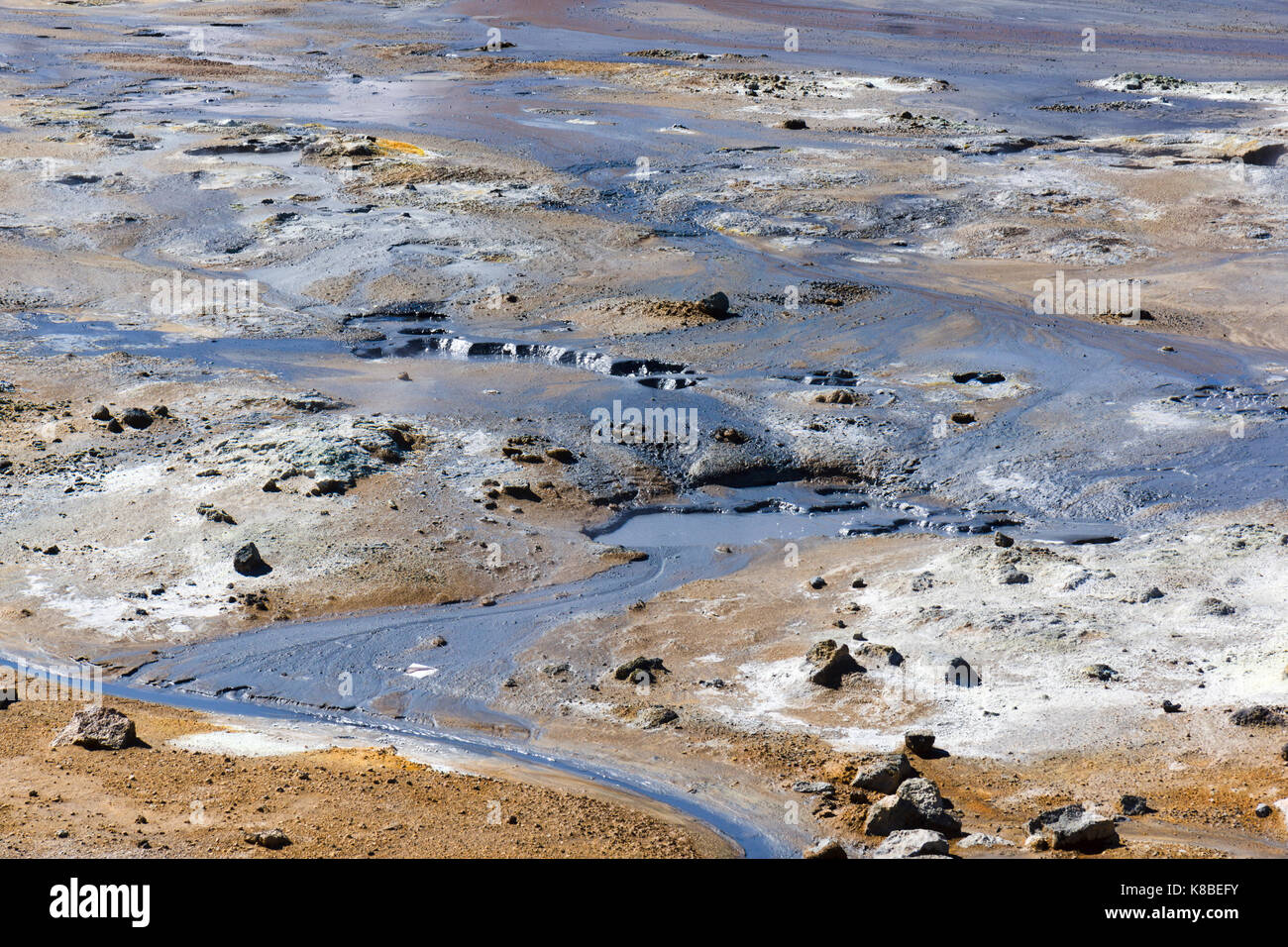 Graufarbener heißer Schlamm im Geothermiegebiet Námafjall Hverir, Island Stockfoto