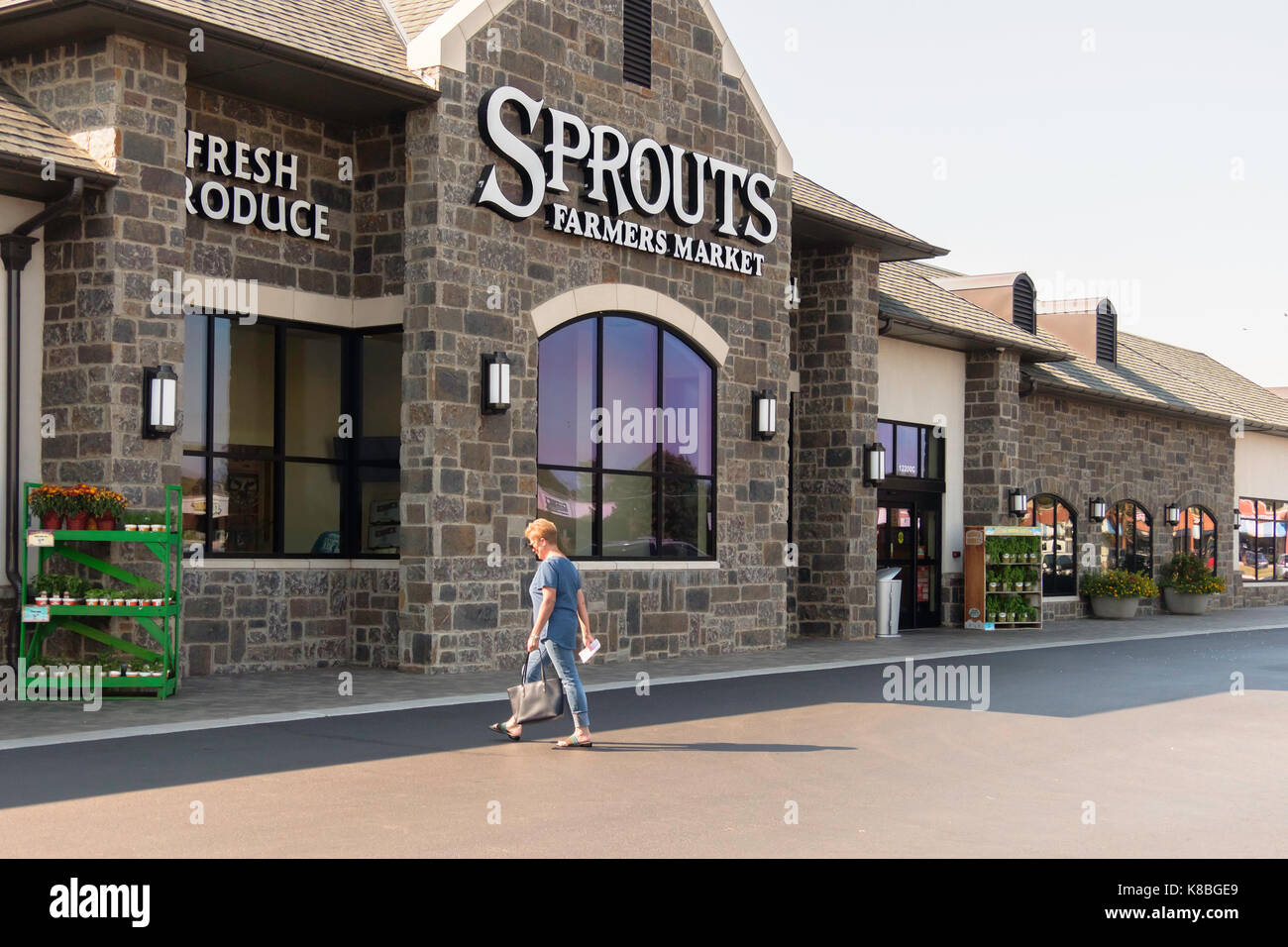 Eine Frau geht in Sprossen Farmers Market, Verkauf von natürlichen, organischen und glutenfreie Lebensmittel in Oklahoma City, Oklahoma, USA. Stockfoto