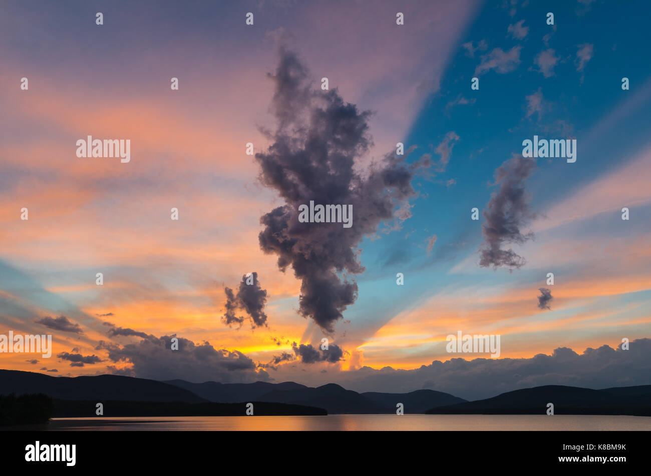 Dramatischer Sonnenuntergang am Ashokan Vorratsbehälter im Staat New York. Der Behälter ist Teil der nyc Wasserversorgung. Stockfoto