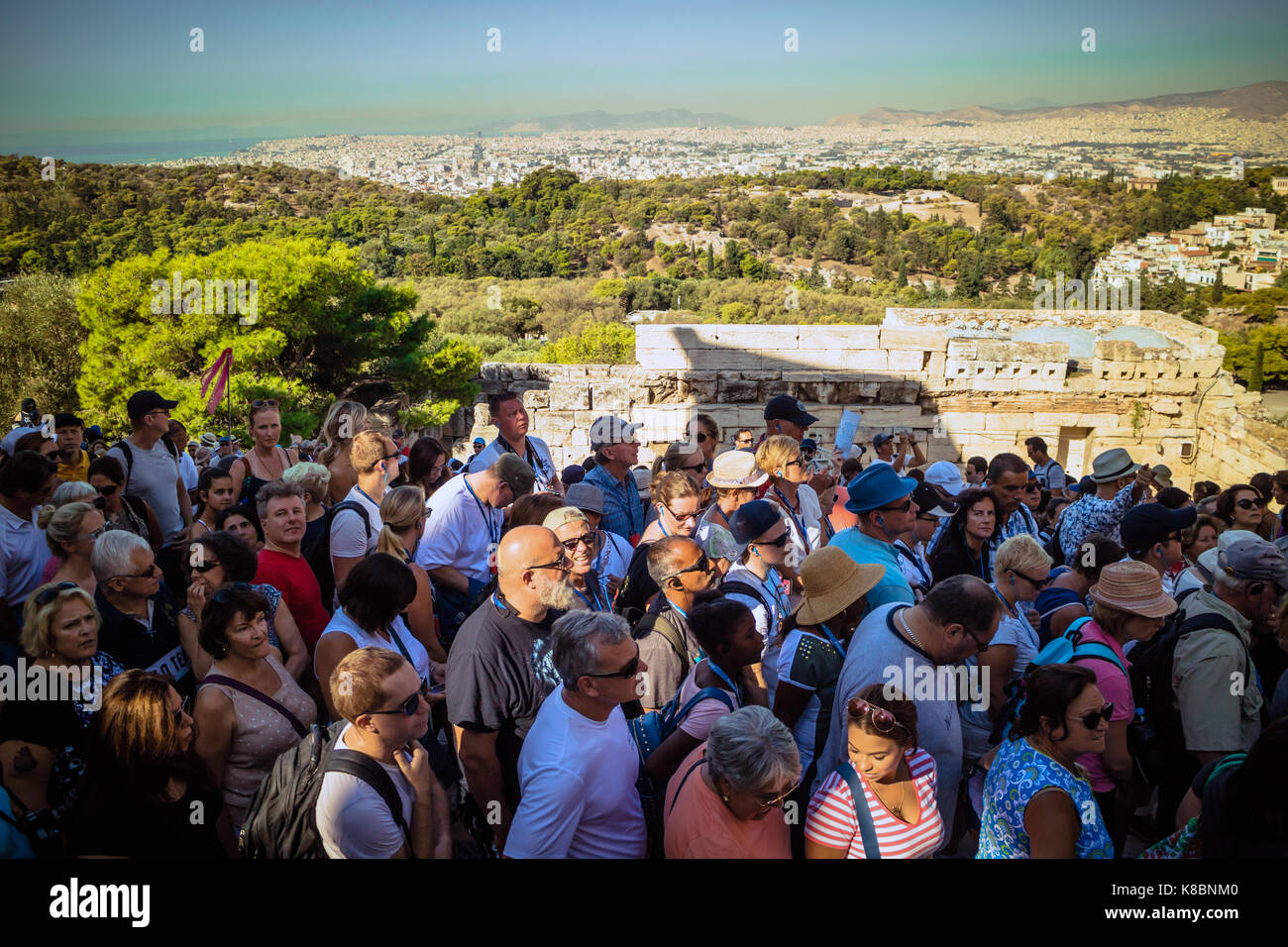 Masse der Touristen Schlange, die Propyläen der Akropolis in Athen, Athen, Griechenland, Europa, Sep 2017 eingeben Stockfoto
