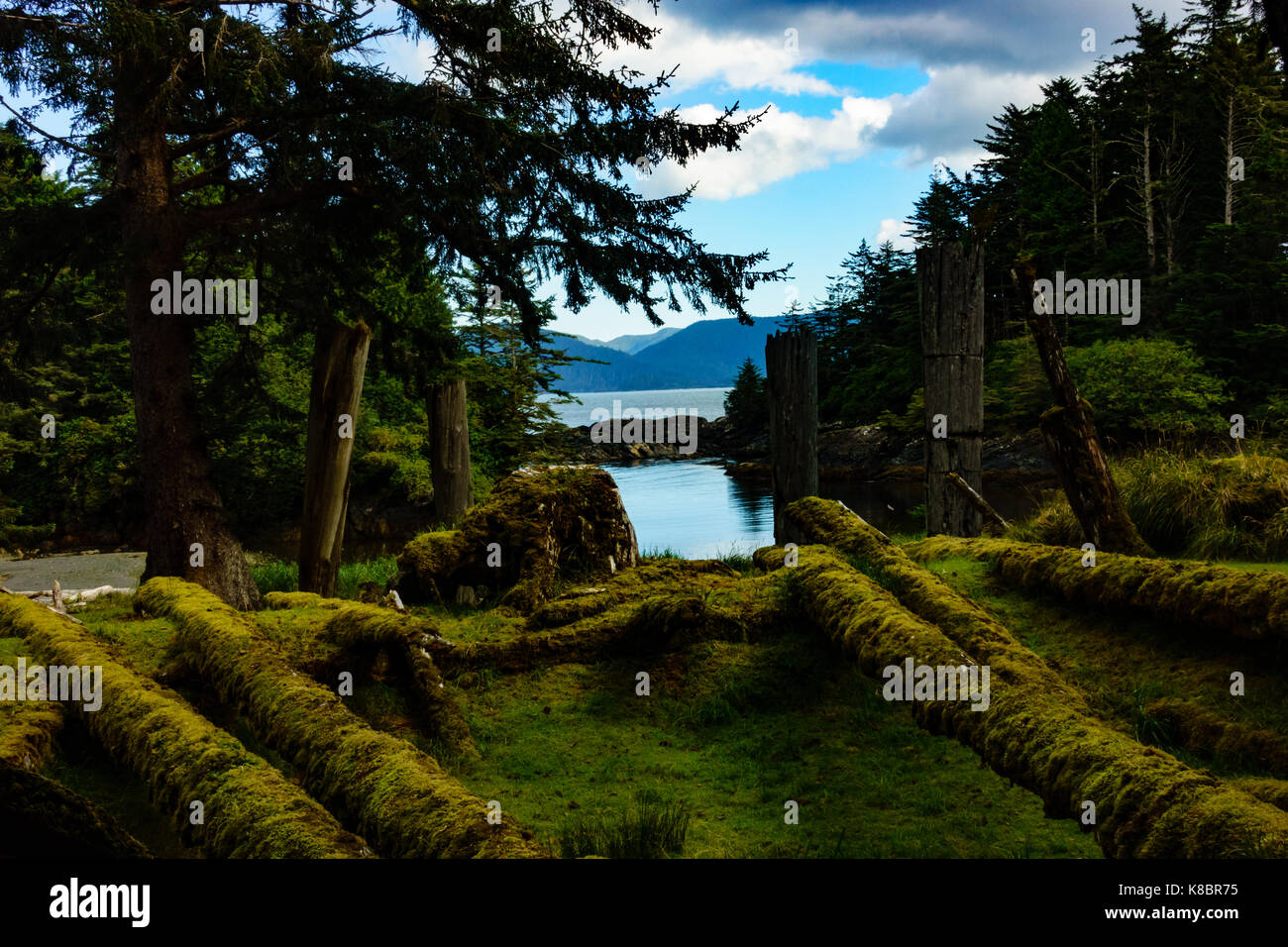 Abgebrochene Langhäuser mit Begräbnis Pole in SGang Gwaay Weltkulturerbe, Haida Gwaii, ersten Nationen, British Columbia, Kanada Stockfoto