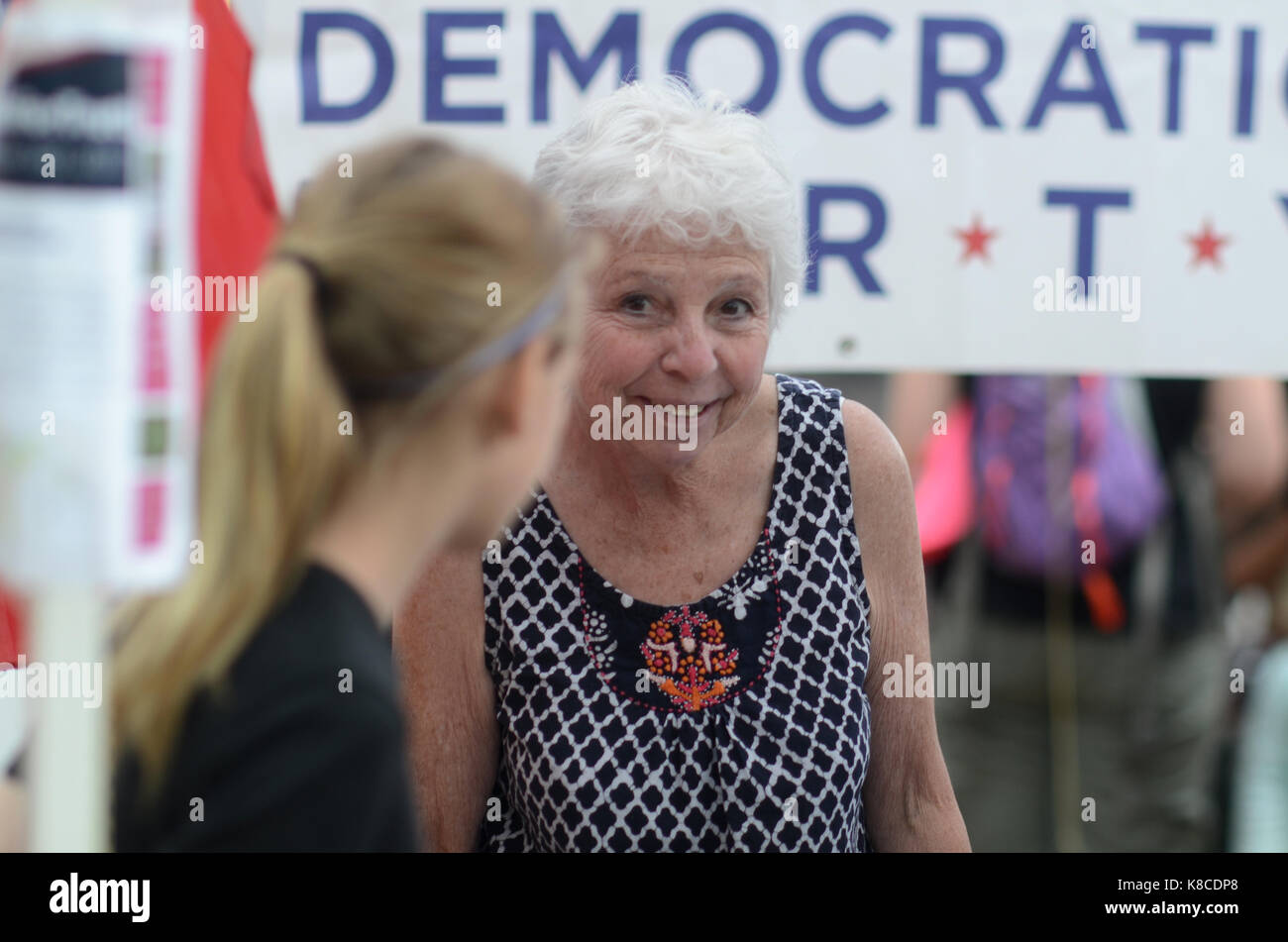 Ein Arbeiter für die Demokratische Partei spricht mit einem potenziellen jungen Wähler während des Boulder Creek Festival, Boulder, CO, USA Stockfoto