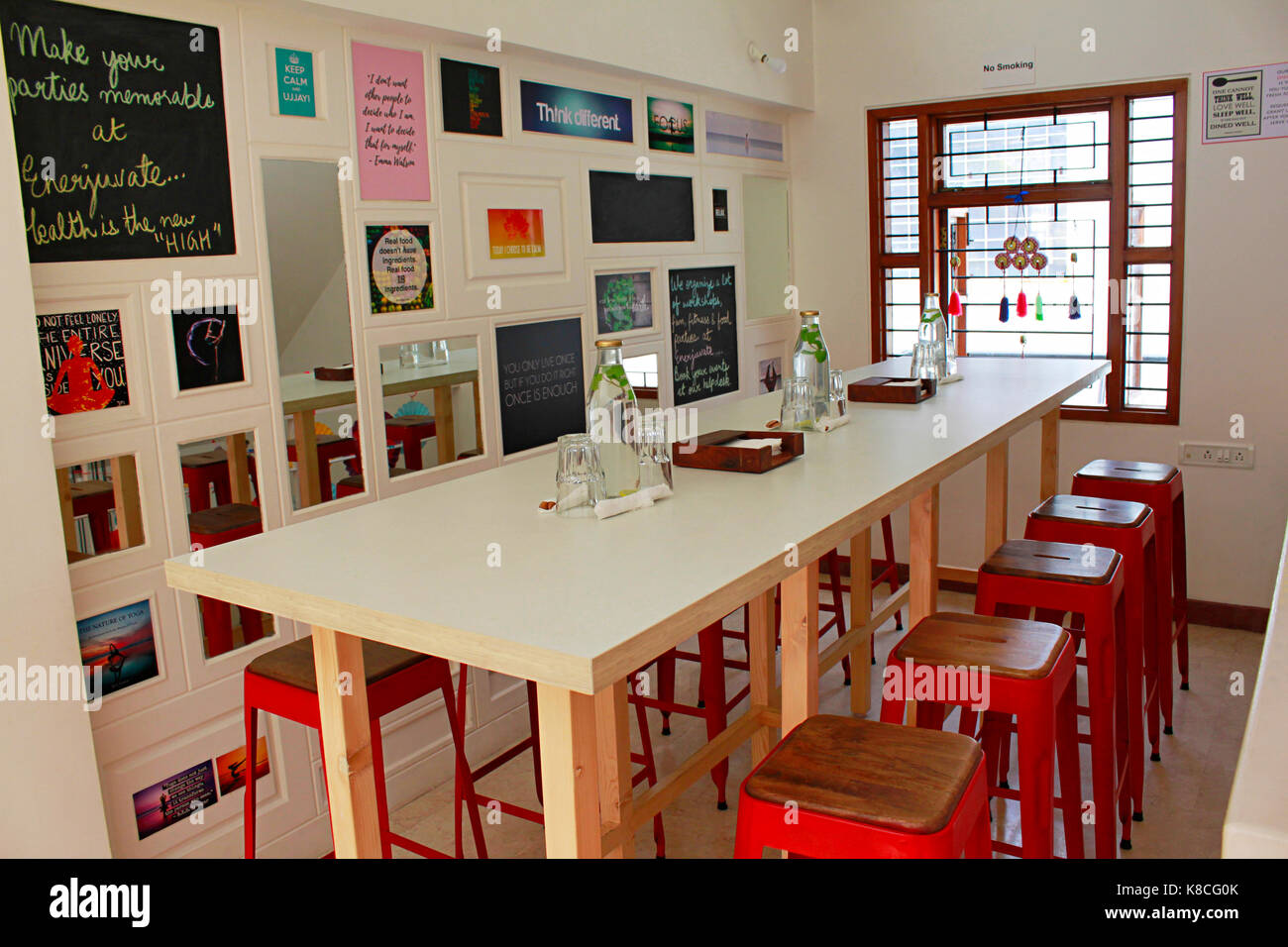 Couchtisch und Hocker in einem farbenfrohen, gemütlichen Café Stockfoto