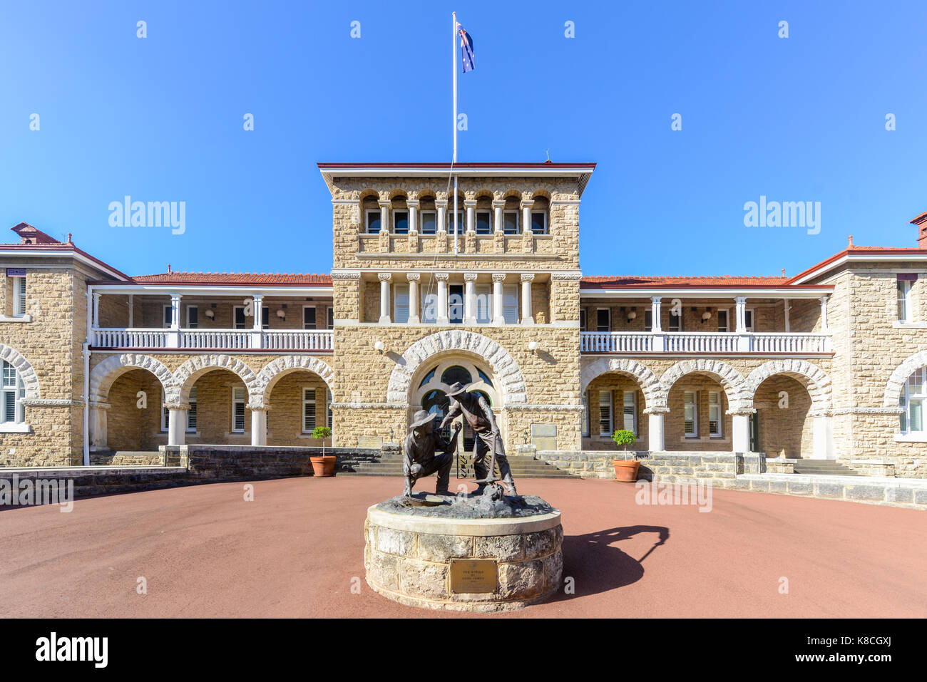 Perth Mint Gebäude, einem der drei Zweige als Teil der Royal Australian Mint. Kalkstein Gebäude 1899 erbaut. Fassade mit einer Statue von prospektoren Stockfoto