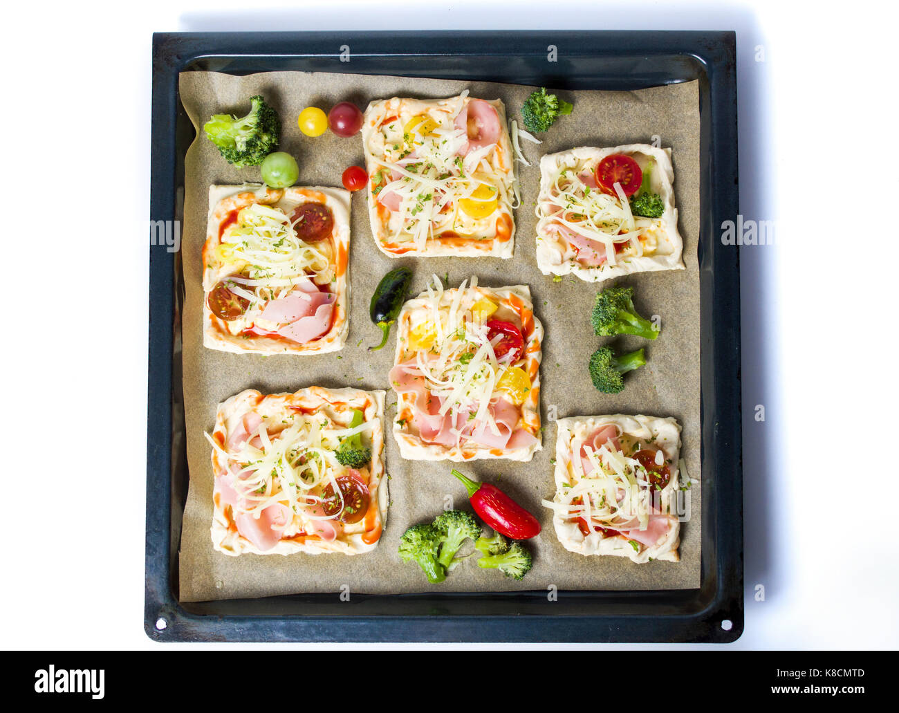 Hausgemachte Pizza Sandwiches auf ein braunes Backpapier Stockfoto