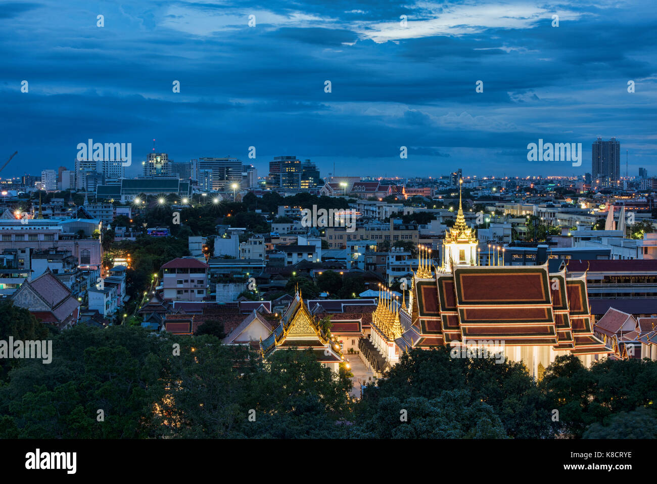 Wat Ratchanatdaram, die Loha Prasat Tempel in der Dämmerung, Bangkok, Thailand Stockfoto