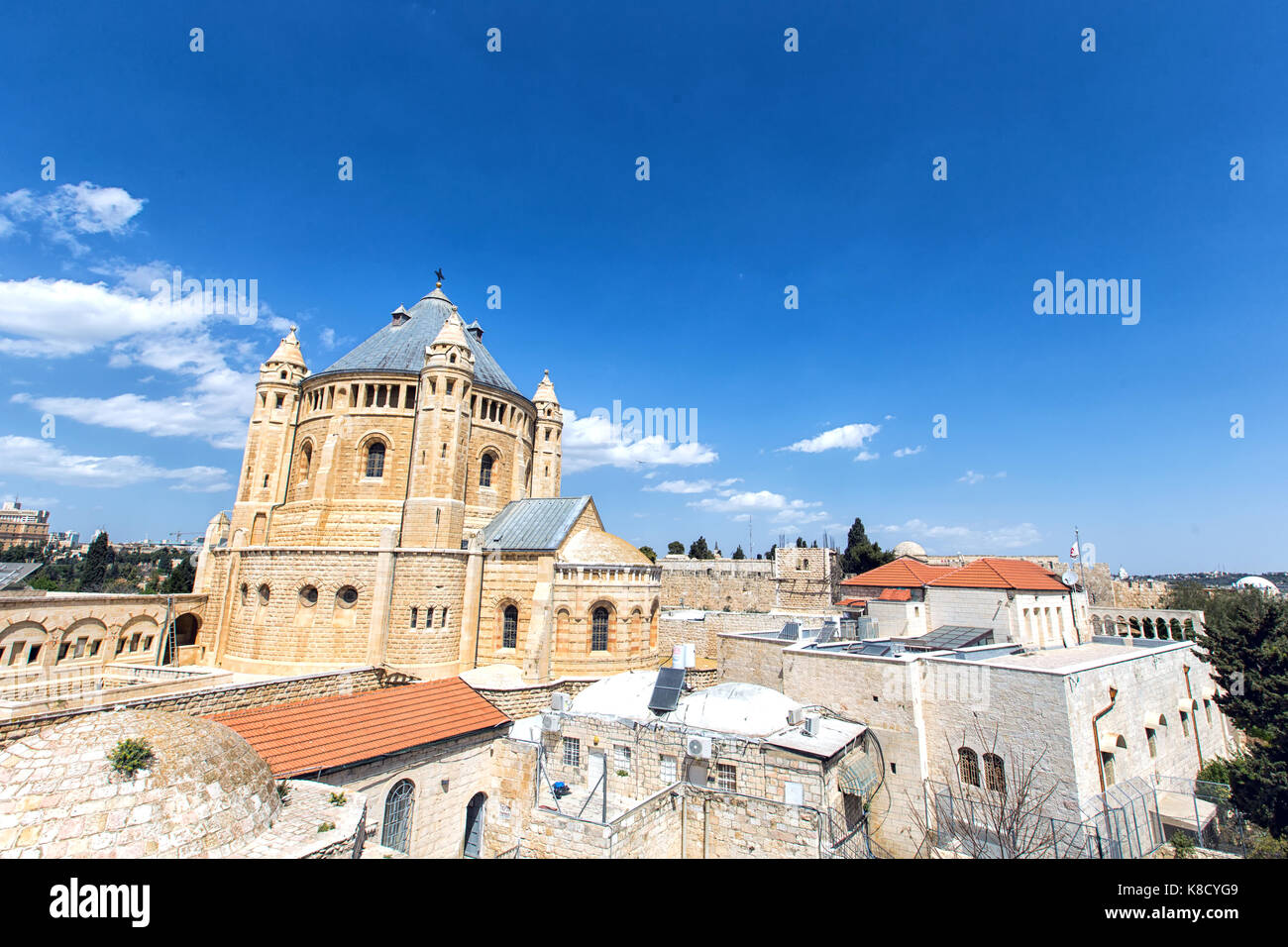 Dächer der Altstadt von Jerusalem mit dem Turm der Abtei der Dormition (Berg Zion, Israel) Stockfoto