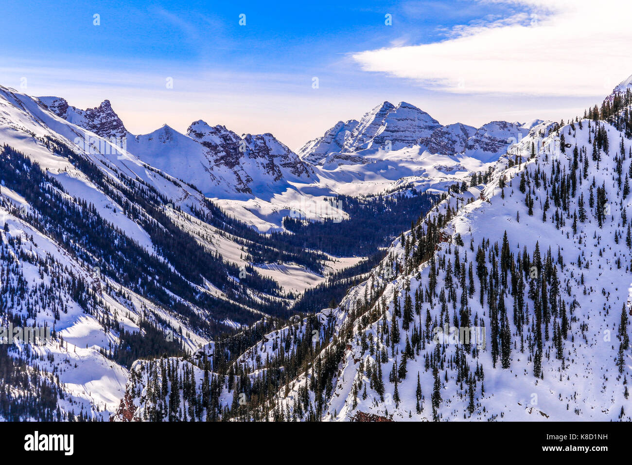 Blick auf die Berggipfel in der Maroon Bells Snowmass Wilderness Area; Colorado, USA Stockfoto