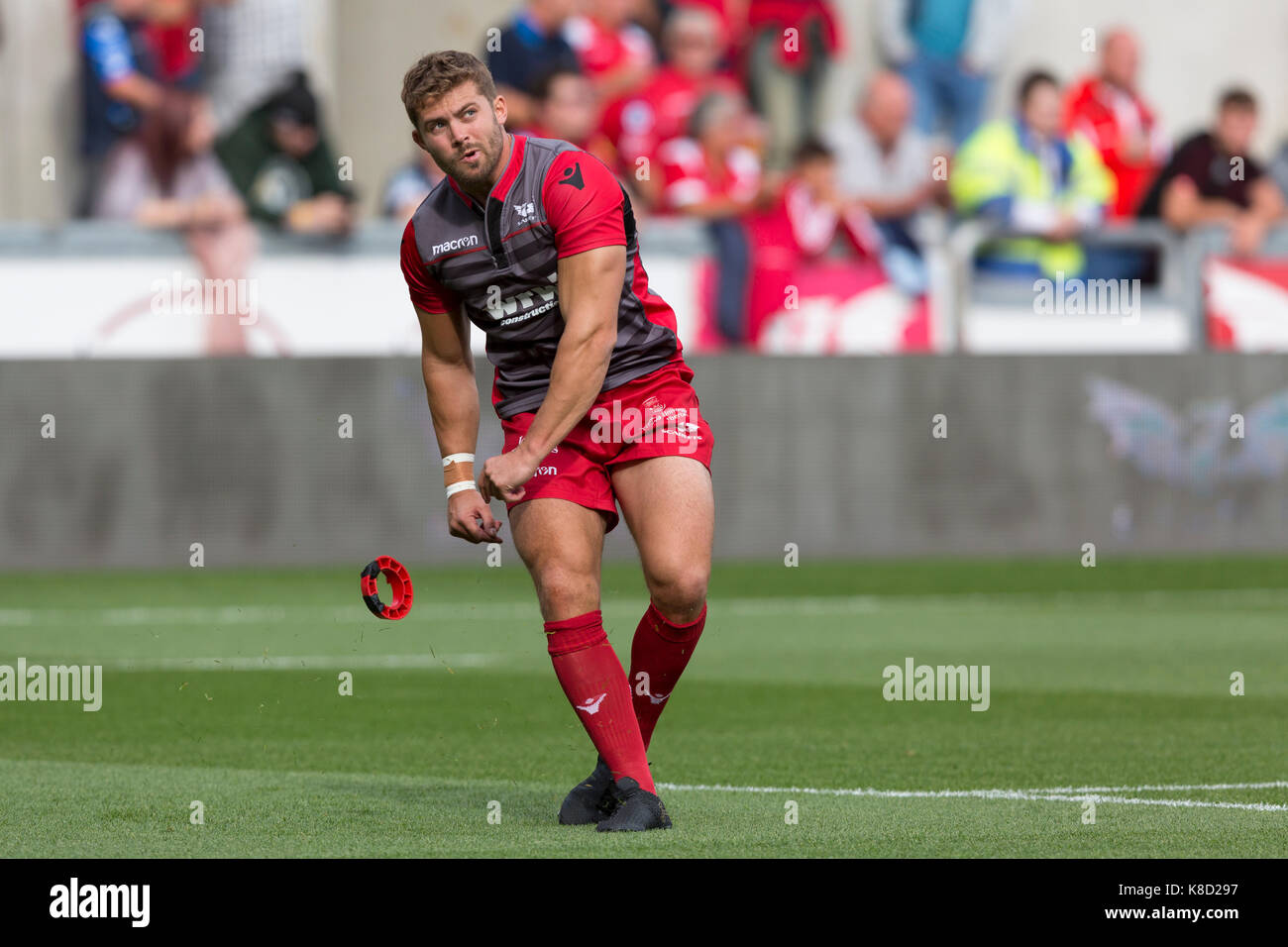 Leigh Halfpenny, Professionelle rugby spieler mit den Scarlets, Praktiken tretende vor einem Spiel Stockfoto