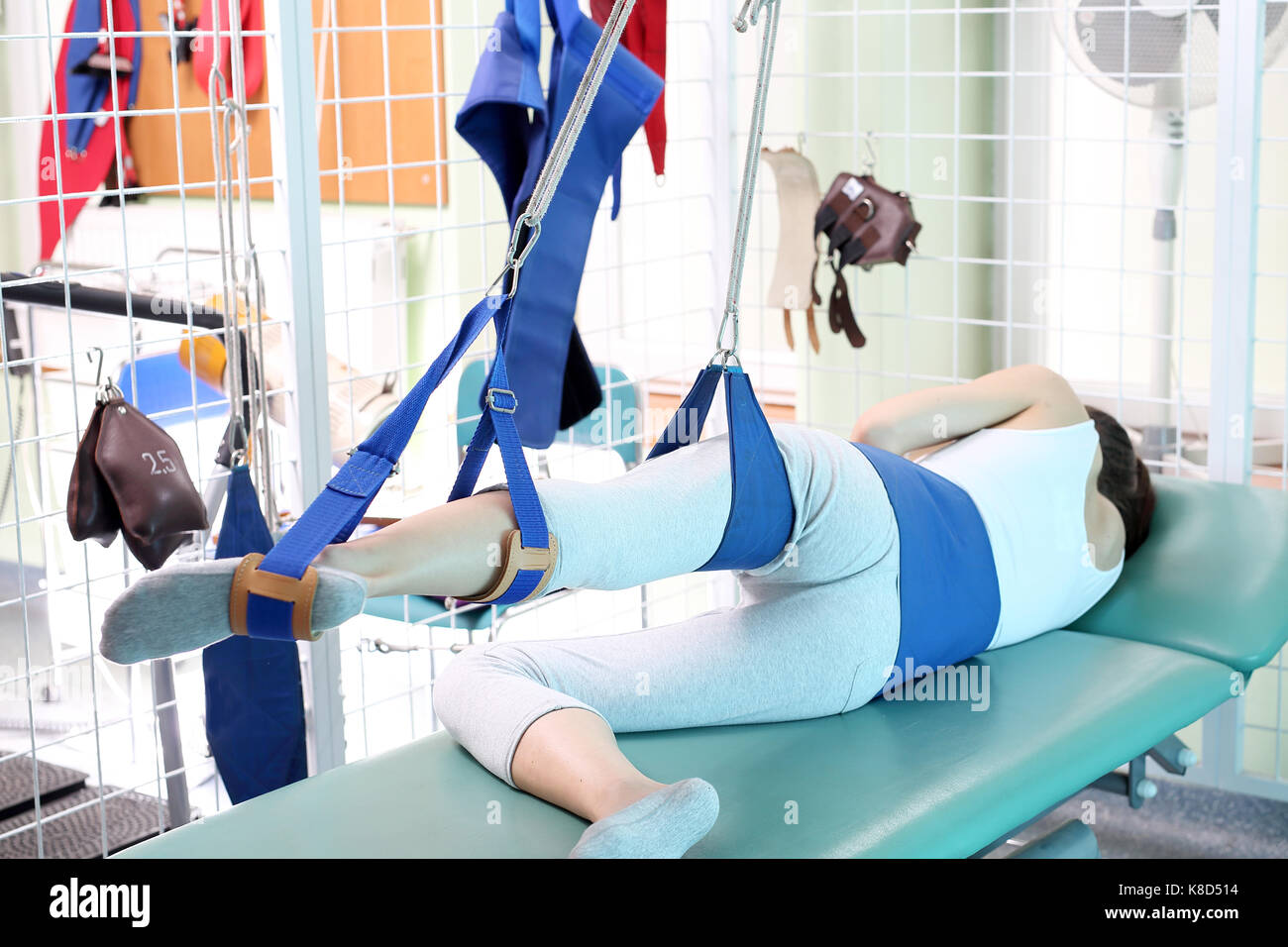 Rehabilitation der unteren Extremitäten. Rehabilitation, Übungen, das Bein zu verbessern. Stockfoto