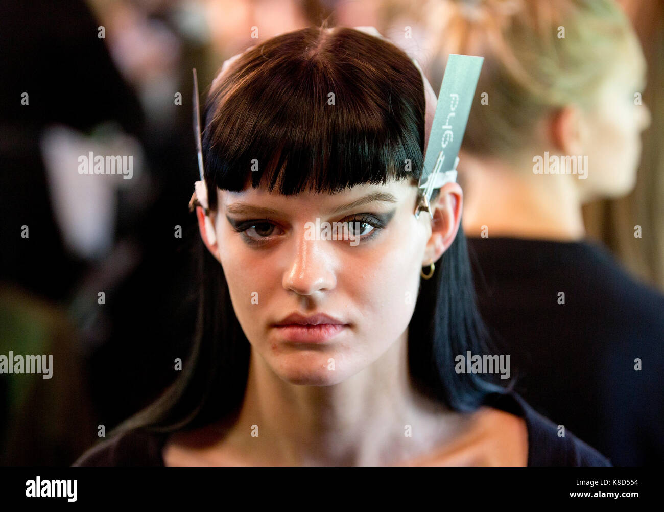 Modelle, die auf der Bühne während der Julien Macdonald London Fashion Week SS 18 zeigen an No1 Invicta Plaza, London Stockfoto