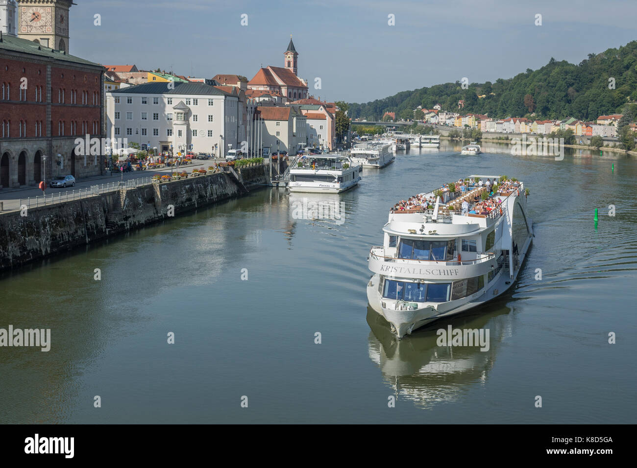 Deutschland, Niederbayern, Passau, Donau Verkehr & Skyline der Stadt. Stockfoto