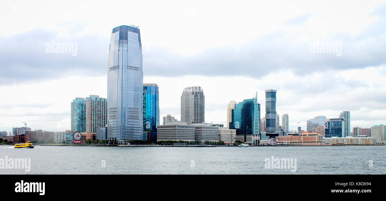 New Jersey, Vereinigte Staaten - 28 September, 2016: Waterfront Gebäude säumen den Hudson River in Jersey City. Stockfoto