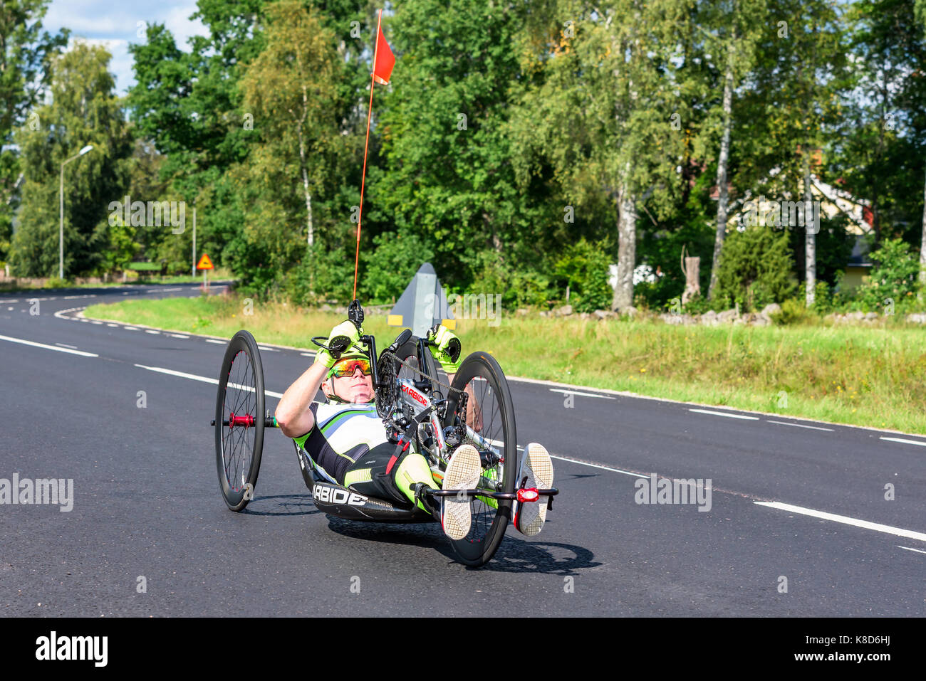 Emmaboda, Schweden - 28. August 2017: Real Life Dokumentarfilm der unbekannte Person Training auf einem Liegerad Hand trieb racing Dreirad auf der öffentlichen Straße. Stockfoto