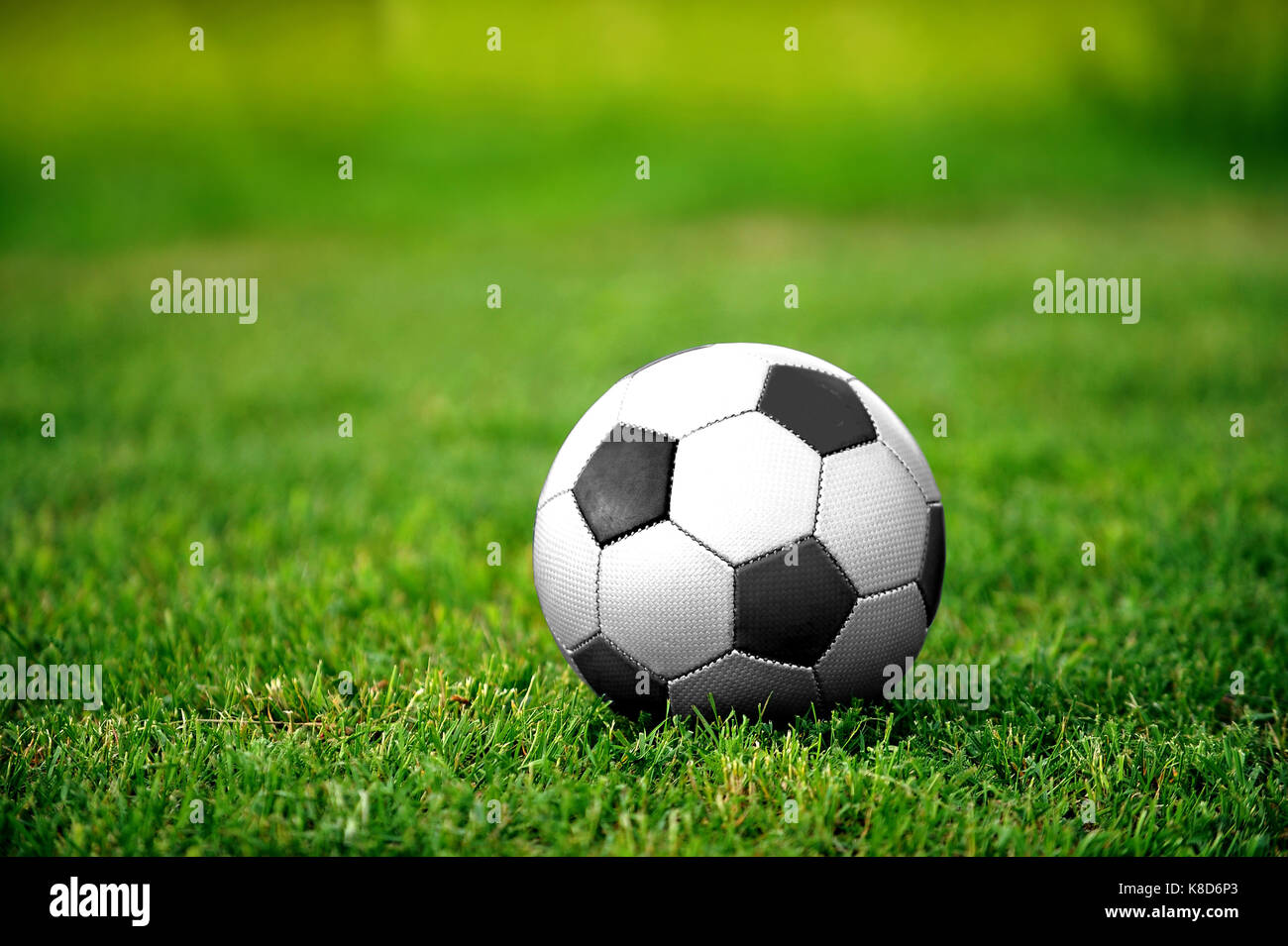 Fußball - oder Fußball - auf grünem Gras, bereit für den Kick-off. Stockfoto