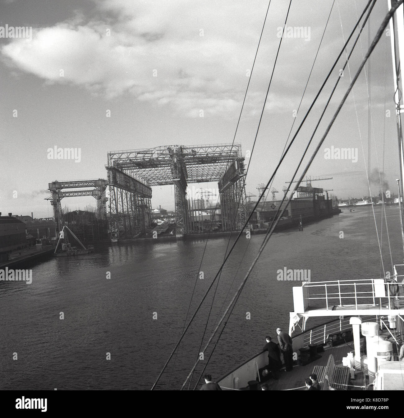 1950er Jahre, historisch, Blick auf die Arrol-Gantry, eine große Stahlkonstruktion an der Harland- und Wolff-Werft auf Queen's Island, Belfast, Nordirland, Großbritannien. Im Jahr 1908 von der White Star Line und Harland and Wolffe in Auftrag gegeben, wurde es als Brückenkrane für den Bau von Ozeanlinern der Olympischen Klasse, einschließlich der berühmten Titantic, gebaut. Diese riesige Gantry wurde in den 1960er Jahren, einige Jahre nach diesem Bild des englischen Fotografen J Allan Cash, abgerissen. Stockfoto