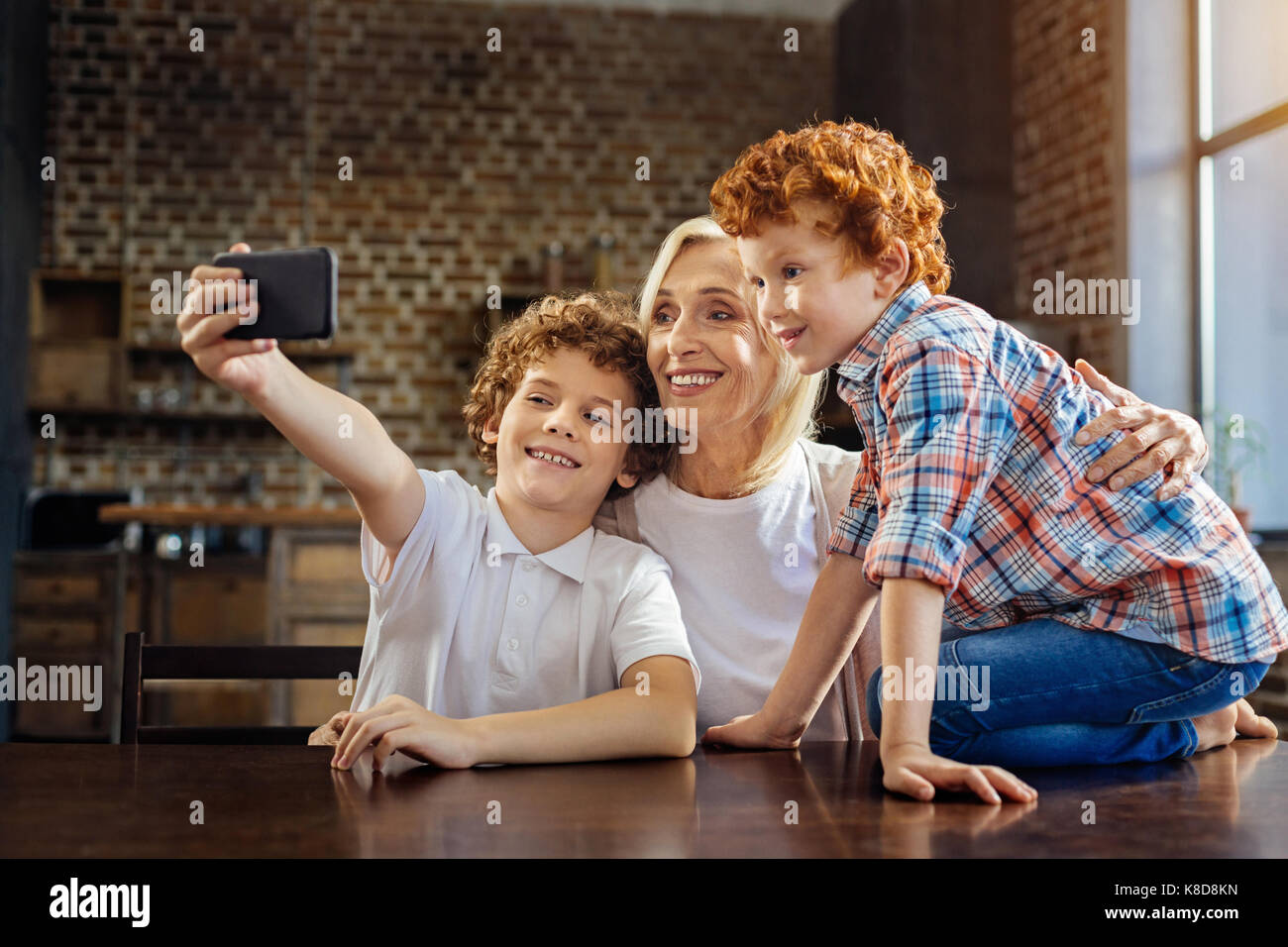 Grandkids unter selfies mit fröhlichen Oma Stockfoto