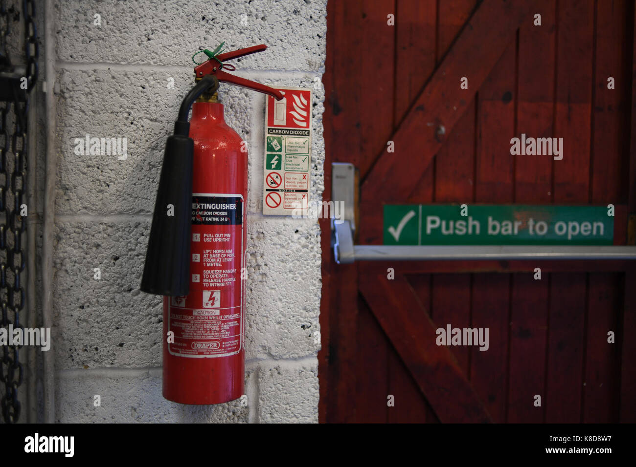 An der Wand montierte Kohlendioxid Feuerlöscher Stockfoto