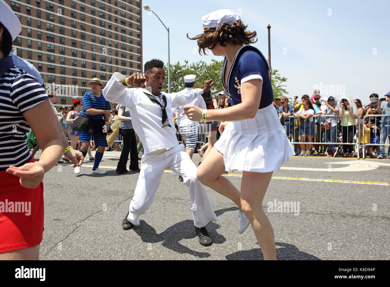 Parade - goers Jive im Mermaid Parade in Coney Island, Brooklyn, New York am 22. Juni 2013. Stockfoto