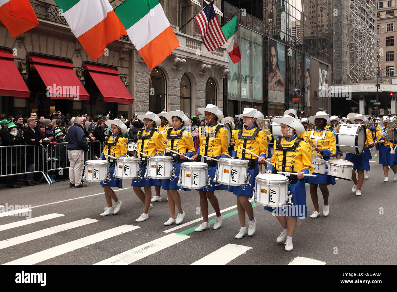 Mitglieder der Blaskapelle in der St. Patrick's Day Parade in New York City, New York, am 16. März 2013 teilnehmen. Stockfoto