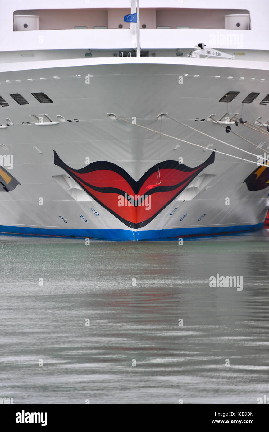 Die rote lipsticked Aida Cara Kreuzfahrt Schiff in einen Hafen in Southampton Docks Stockfoto
