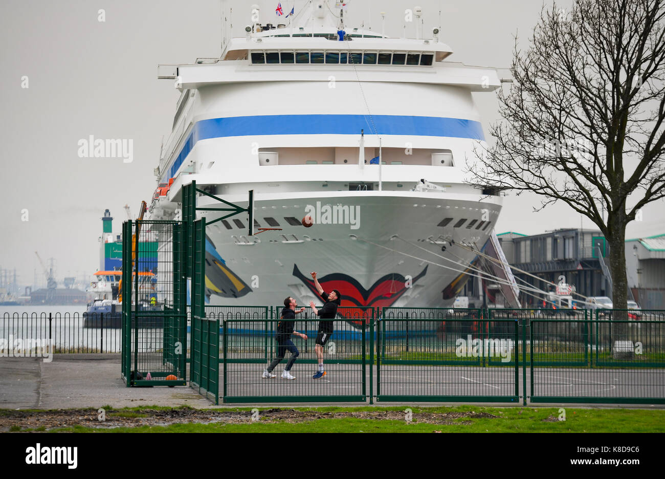 Die Rote Lipsticked Aida Cara Kreuzfahrt Schiff In Einen