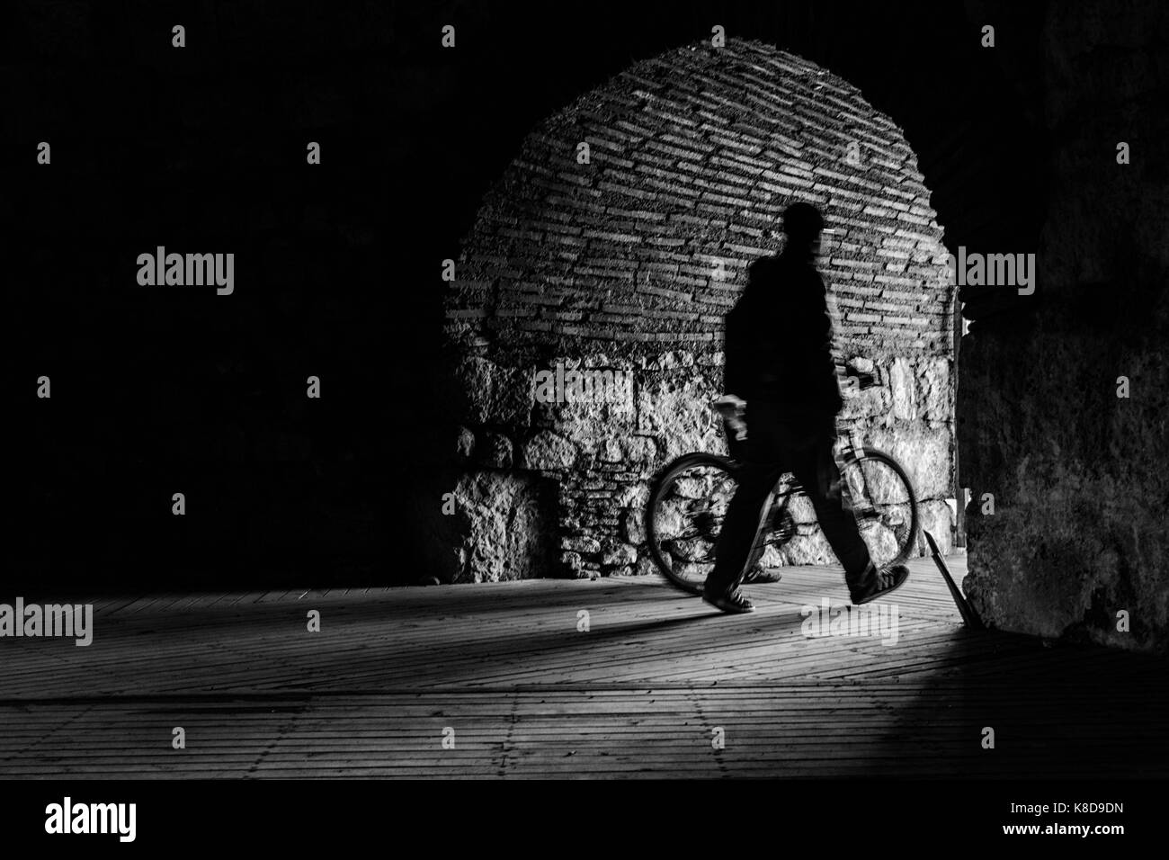 Ein Mann mit dem Fahrrad und zu Fuß in die Straße. Stockfoto