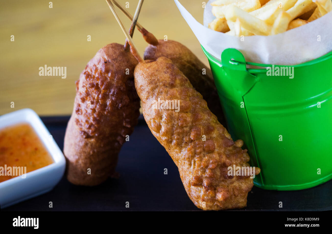 Corndog, serviert mit Pommes Frites und würziger mayonnaise Stockfoto