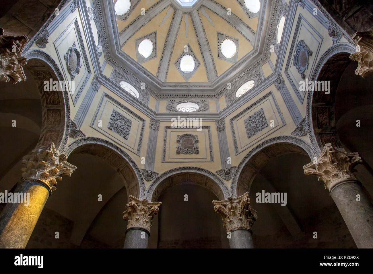 Innenansicht der Kuppel der Pfarrei der Kathedrale Saint Sauveur, Aix-en-Provence, Frankreich Stockfoto