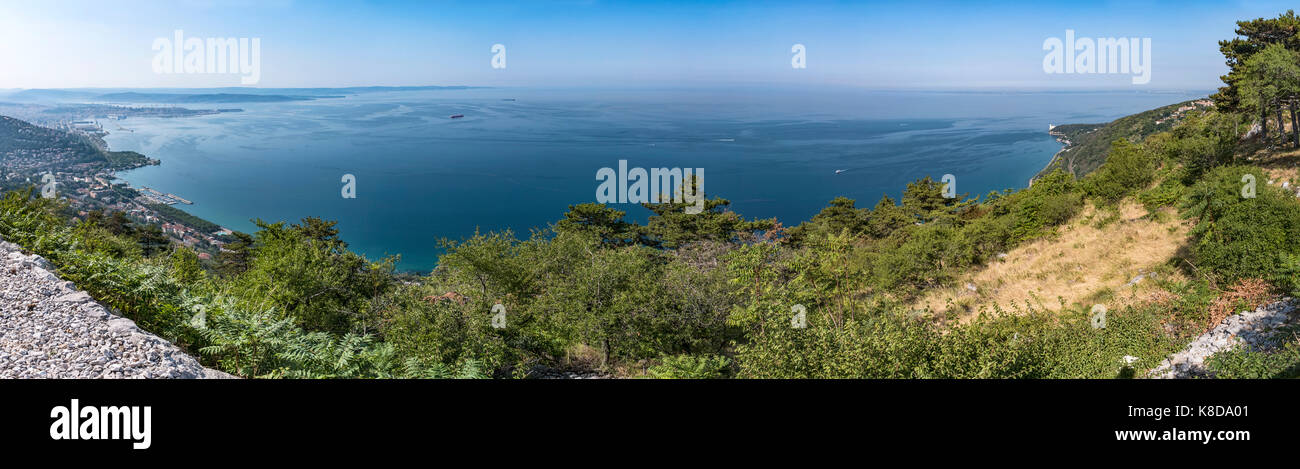 Blick vom Tempel des Monte Grisa auf die Bucht von Triest in der Region Friaul Julisch Venetien in Italien Stockfoto