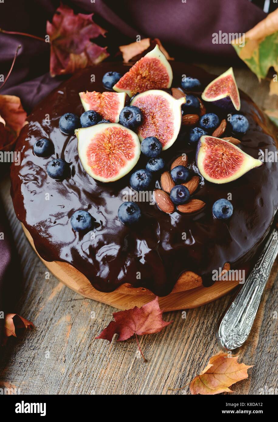 Сhocolate Kuchen mit Feigen im Herbst Blätter Stockfoto