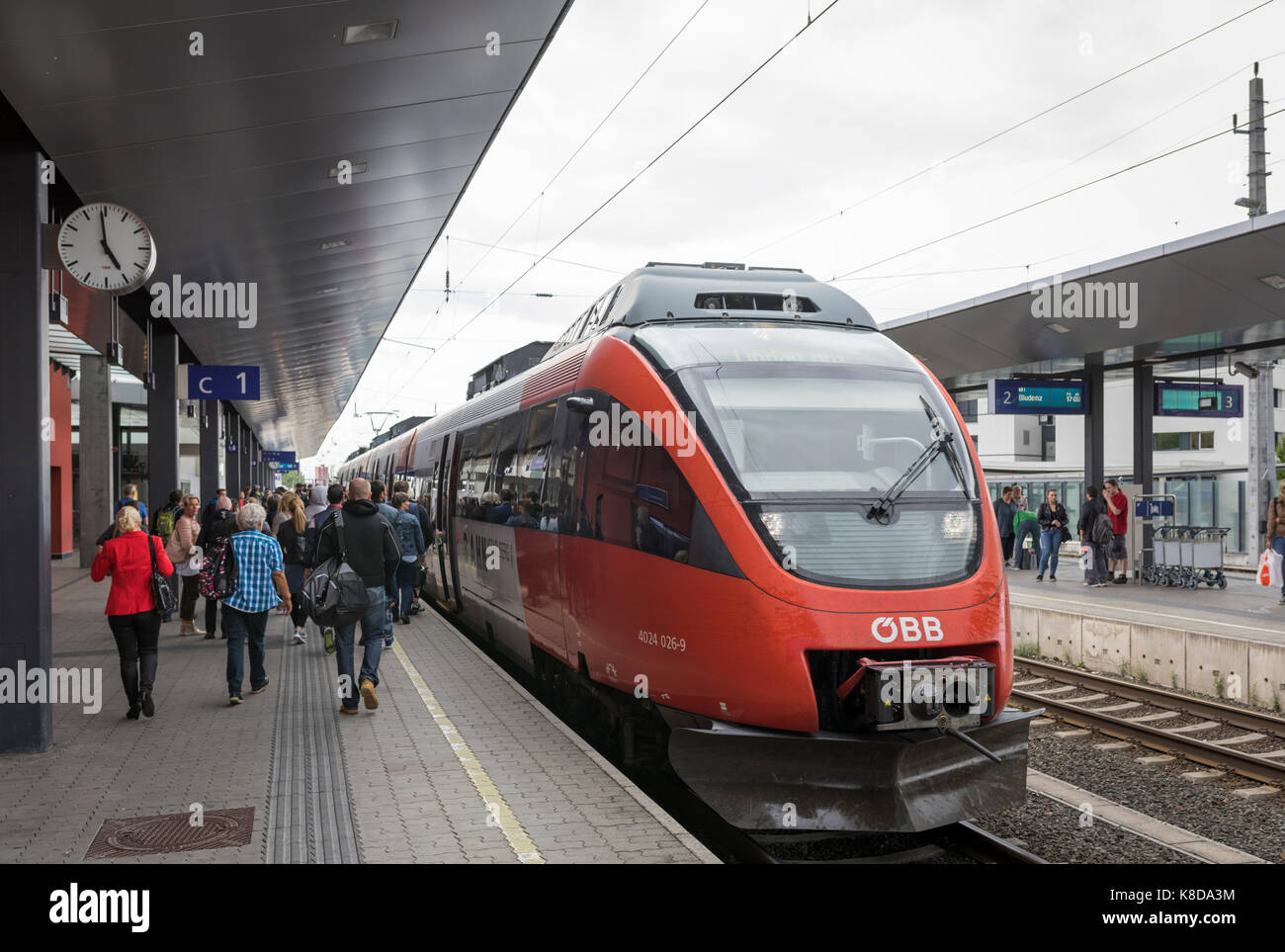 Passagiere zu Fuß am Bahnhof Plattform ihren Zug in Dornbirn, Österreich zu fangen Stockfoto