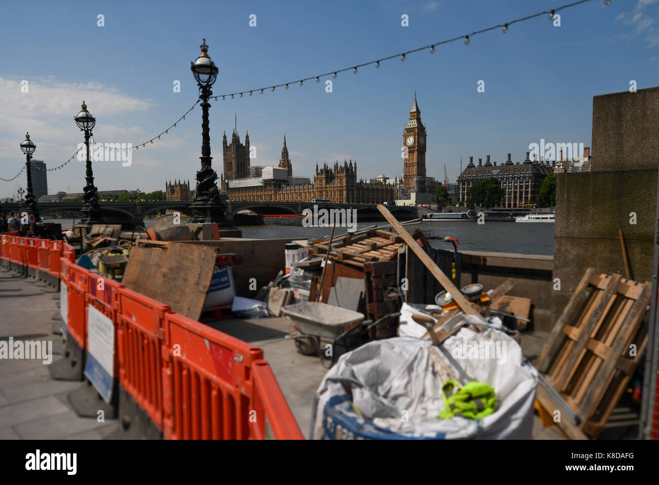 Ein Blick auf Big Ben (Elizabeth Tower) in London, England mit Baumaßnahmen und Müll in den Vordergrund Stockfoto