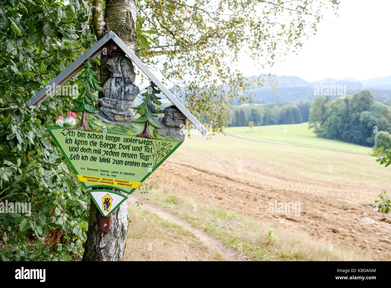 Zeichen auf dem Panoramaweg in der Nähe von Mittelndorf, Sächsische Schweiz, Sachsen, Deutschland Stockfoto