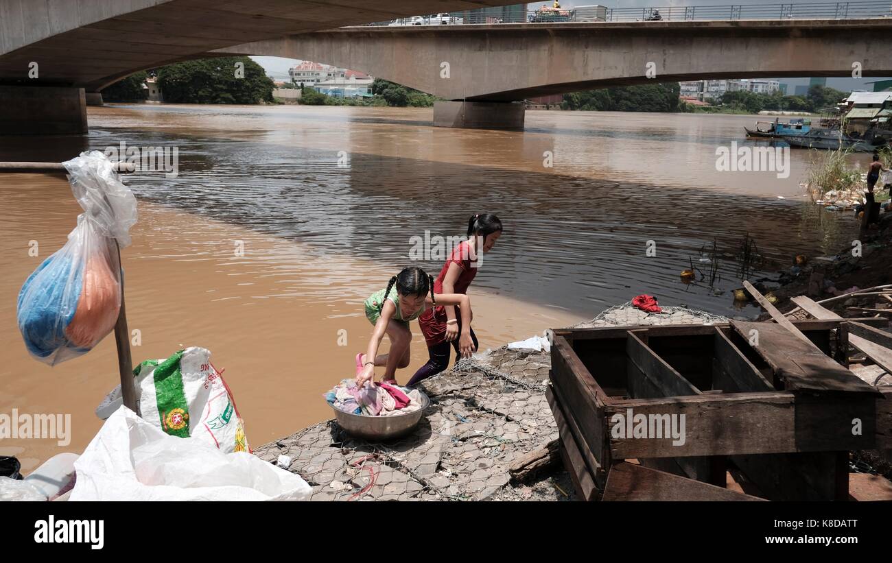 Phnom Penh Kambodscha Monivong Bridge Bassac River Slum Bereich Kinder Wäsche waschen Wäschekorb Stockfoto