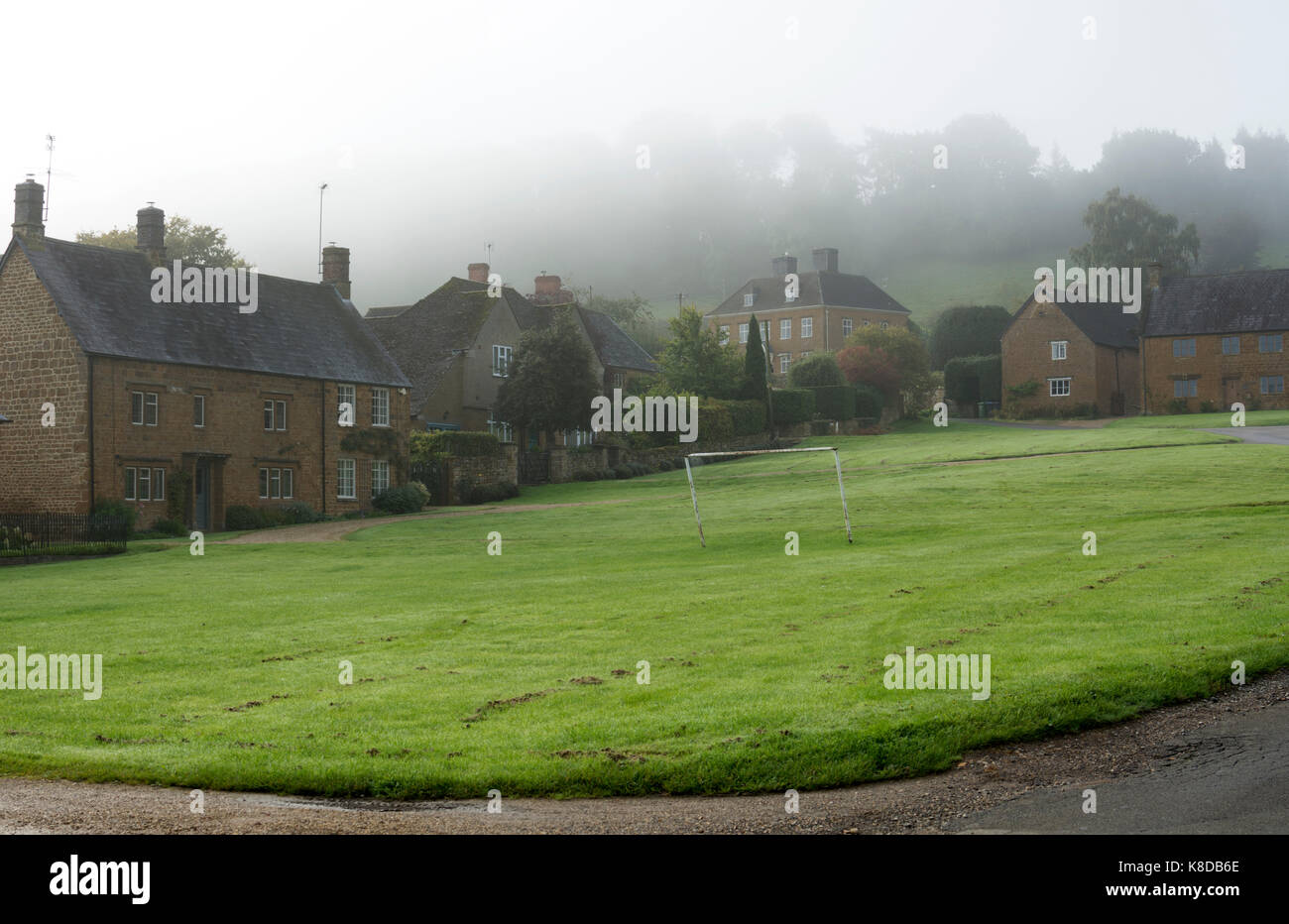 Warmington Dorf an einem nebligen Herbstmorgen, Warwickshire, England, Großbritannien Stockfoto