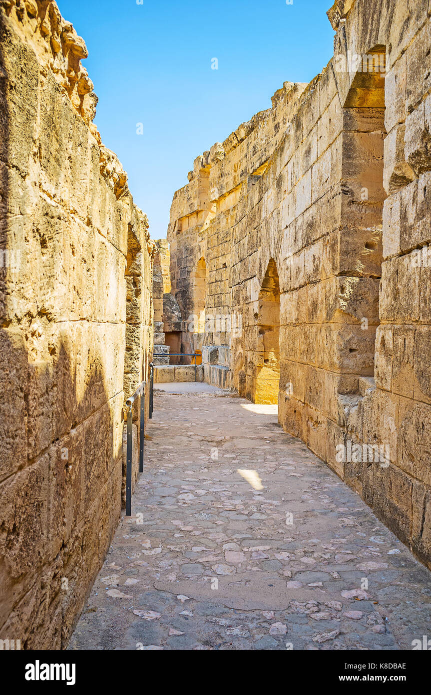 EL Djem, TUNESIEN - September 1, 2015: Die schmalen Korridor von El Jem Amphitheater mit erhaltenen Mauern aus Stein, am 1. September in El Djem. Stockfoto