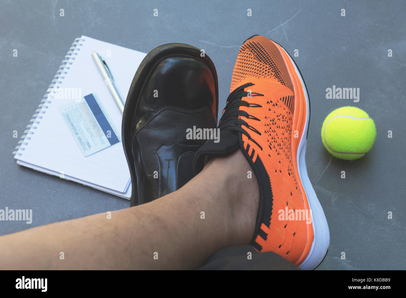 Life Balance Konzept für ihre Arbeit und Übung in der Ansicht von oben die Hälfte der Business und Sport Schuhe. Stockfoto