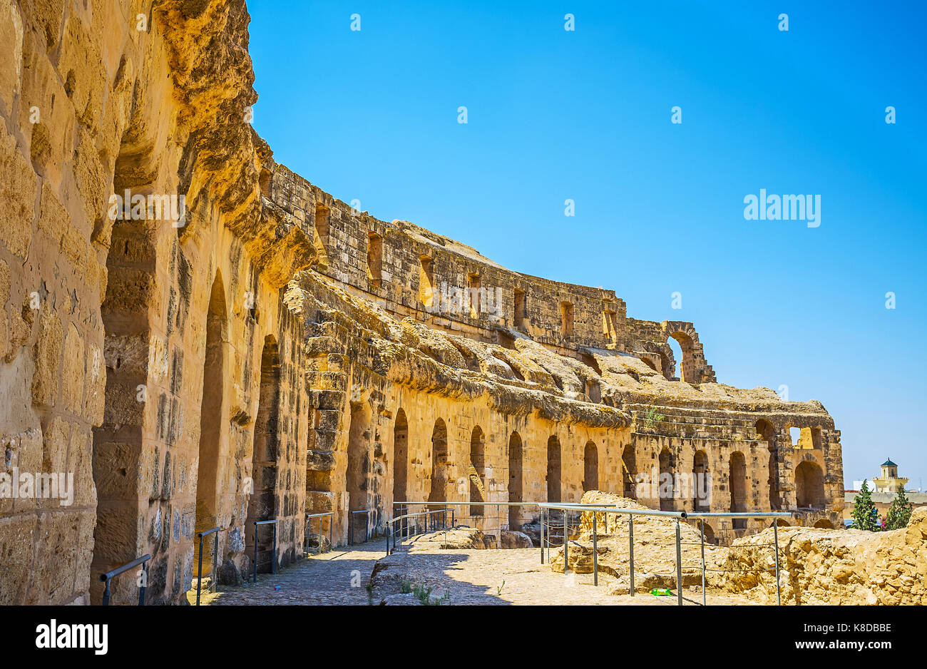 EL Djem, TUNESIEN - September 1, 2015: Die Ruinen der Kalkstein Wand von El Jem Amphitheater, die Perle der kleinen arabischen Stadt, am 1. September in E Stockfoto