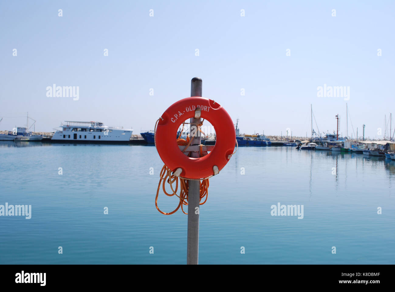 Lebensrettende Gummiring an der Marina von Limassol, Zypern Stockfoto