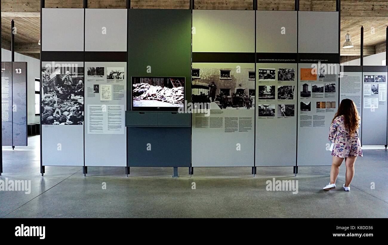 Eine junge Dame interessiert sich für Display Board im Museum in der KZ-Gedenkstätte Dachau in Dachau, Deutschland Stockfoto