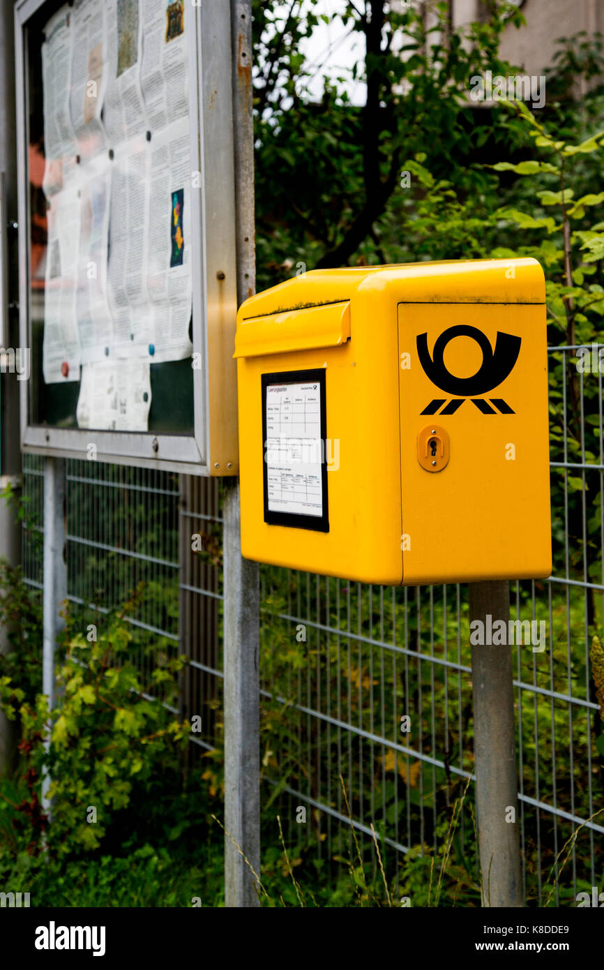 Ein Briefkasten der Deutschen Post an einer Bushaltestelle in Roggenburg,  Bayern, Deutschland Stockfotografie - Alamy