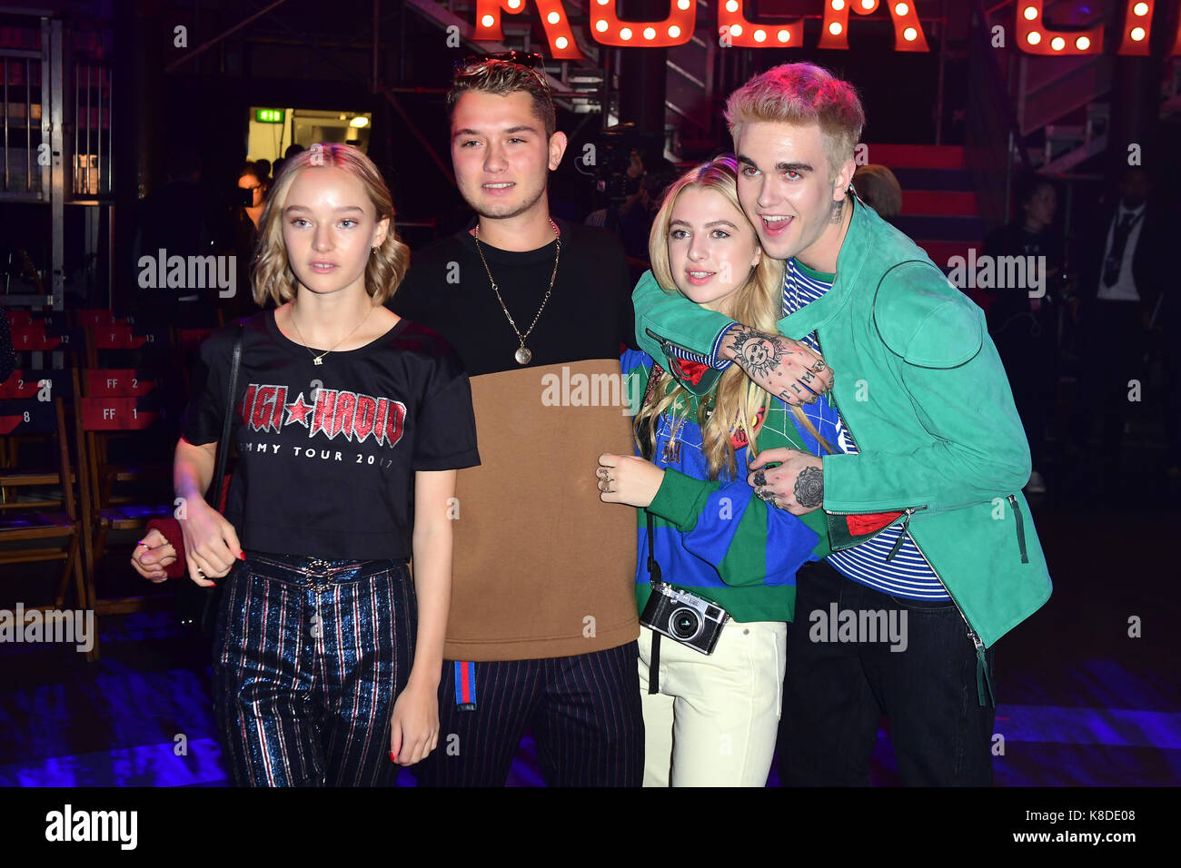 Rafferty Recht (zweiter von links) Anais Gallagher (Zweiter von rechts) und Gabriel-Kane Tag Lewis (rechts) während der Tommy Hilfiger Vordere Reihe während der London Fashion Week SS18 am Roundhouse, Chalk Farm Road, London statt. Bild Datum: Dienstag, den 19. September. Foto: Ian West/PA-Kabel Stockfoto