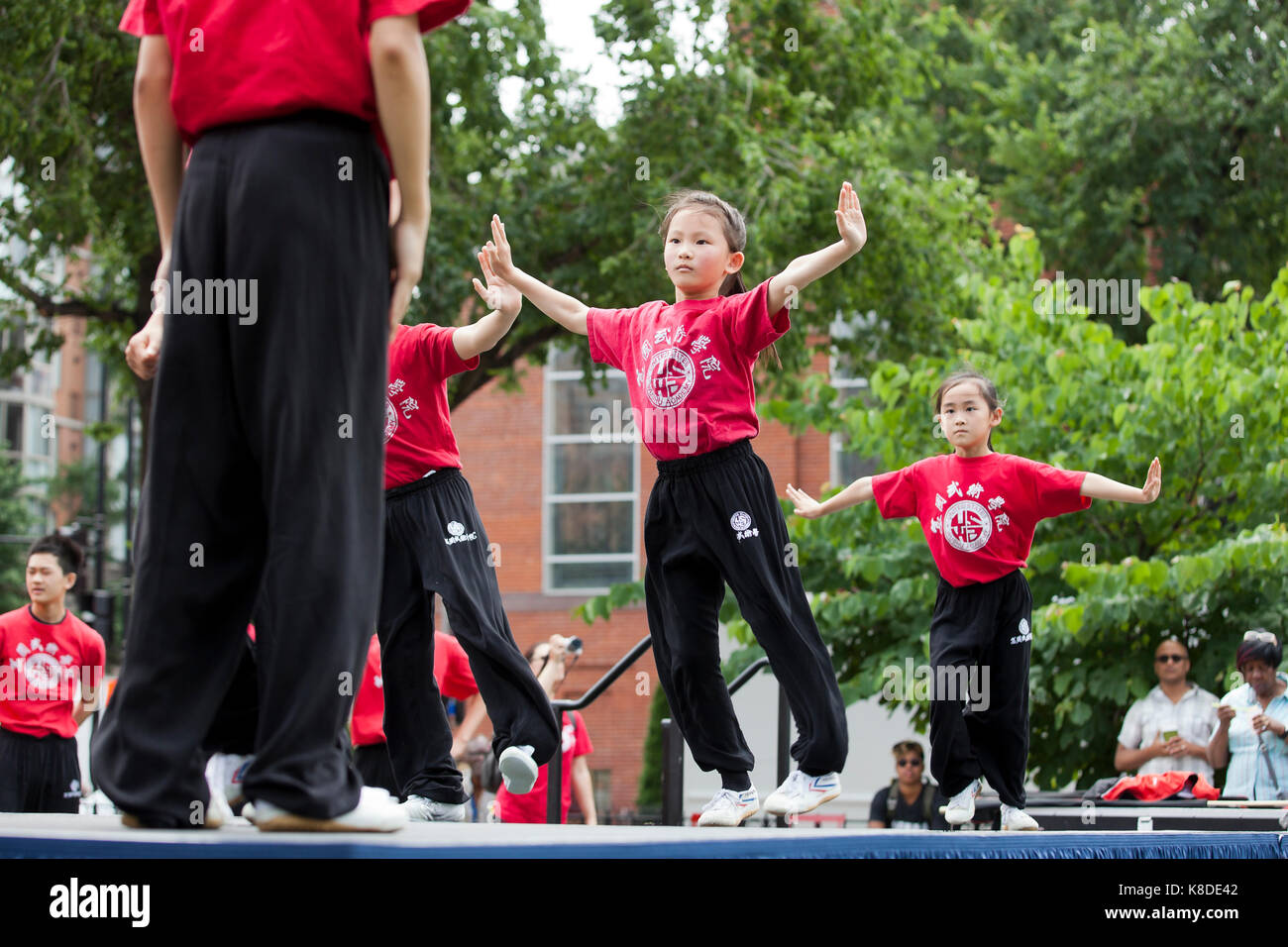 Uns Wushu Akademie Studenten führen Kung Fu bei einer öffentlichen Veranstaltung - Washington, DC, USA Stockfoto